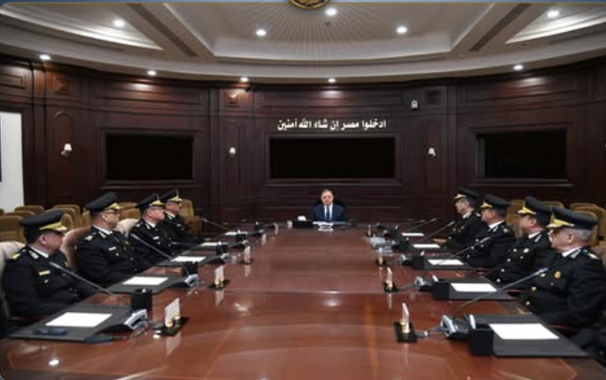 وزير الداخلية يعقد اجتماعاً لمناقشة الخطط الأمنية خلال عيد الفطر